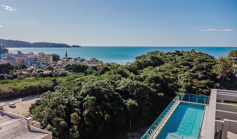 Your Exclusive Stay With Pool and Jacuzzi Just 500 Meters From the Beach - ELF