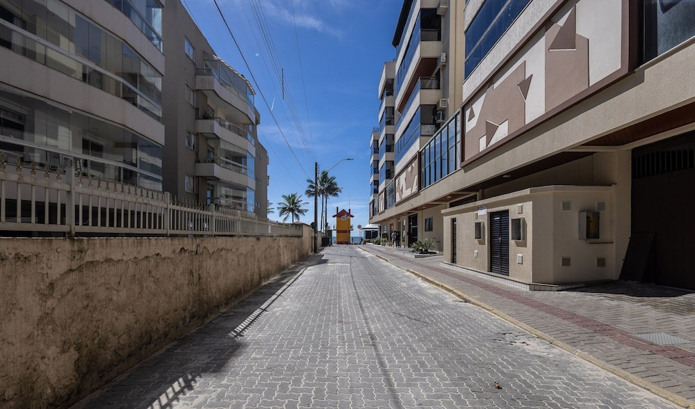 Apt w/ Balcony - Seafront in Meia Praia Ceo0104