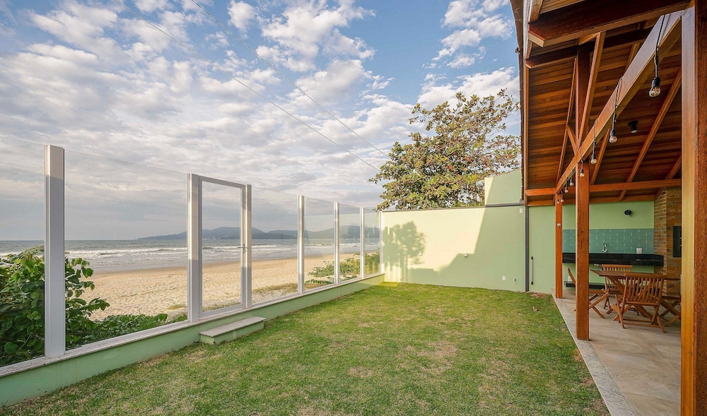 House on the Beachfront of Pereque SC Aaf378