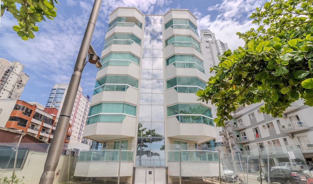 3BR Seafront apt w/ BBQ in Itapema Con0101