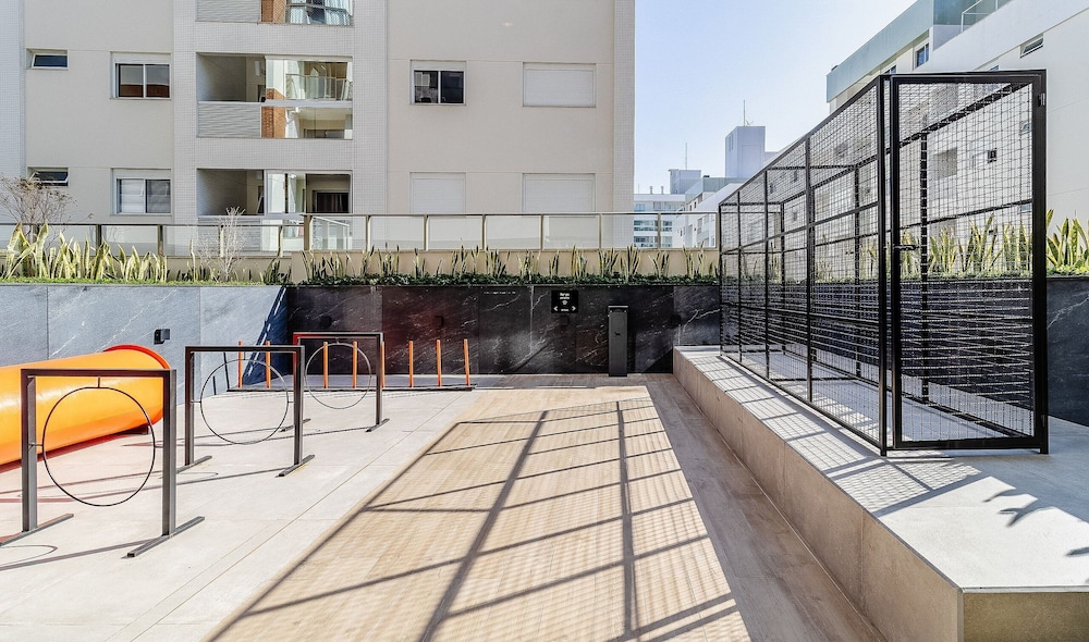 Stay in a Building With a Pool, Gym, and Leisure - SSL
