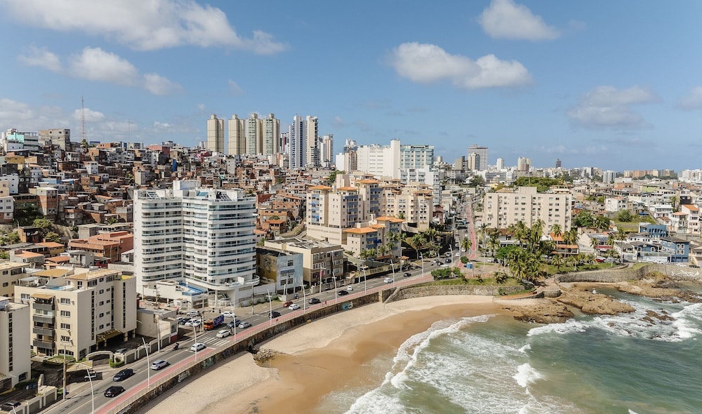 Apt w/ Balcony & View, Steps From the sea Opr0303