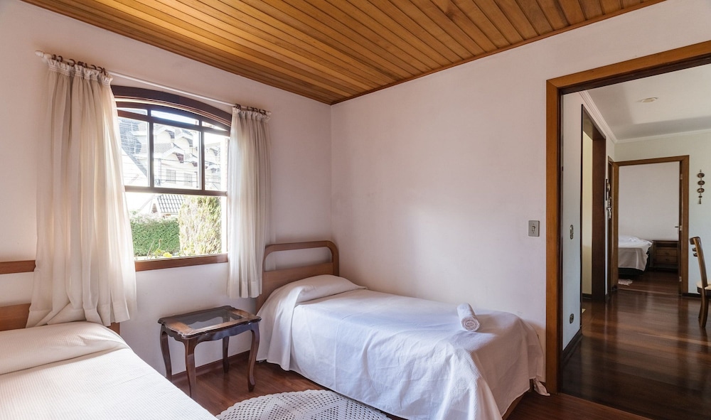 Large House W/fireplace in Campos do Jordao Ras175