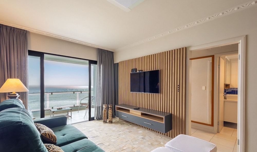 Apt w/ Balcony and Oceanfront View in BC - Ipc0901