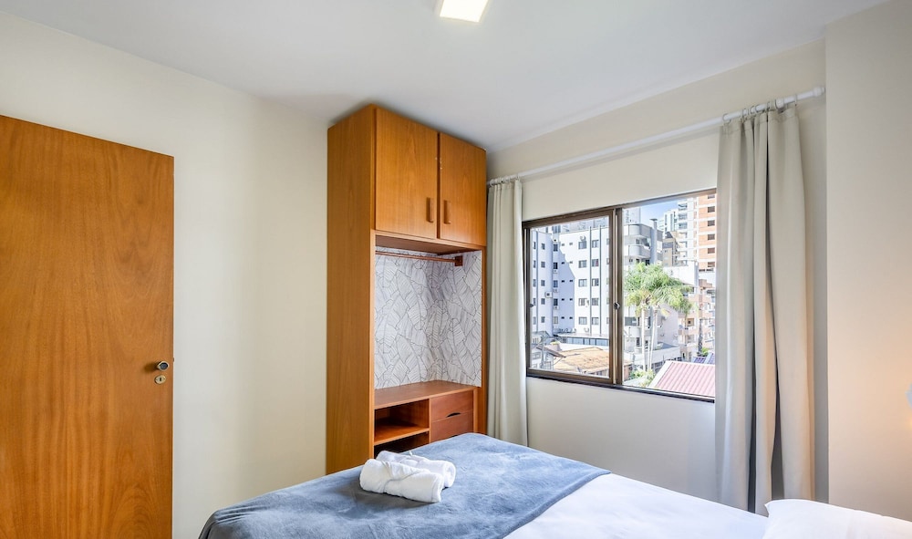 3BR apt w/ Balcony, 150m to sea Meia Praia Eis305