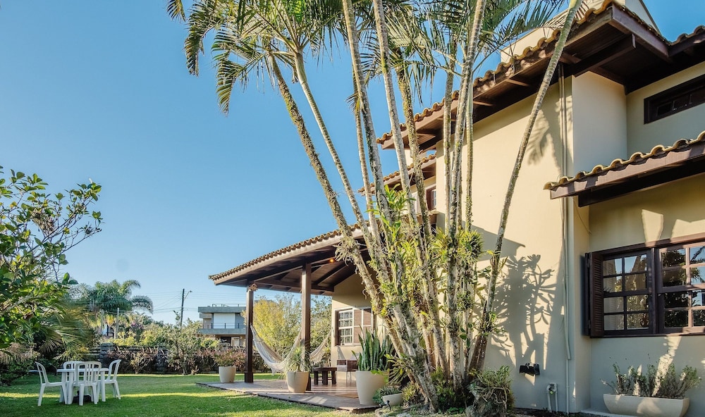 3-bedroom House 800m From the Beach Tab0140