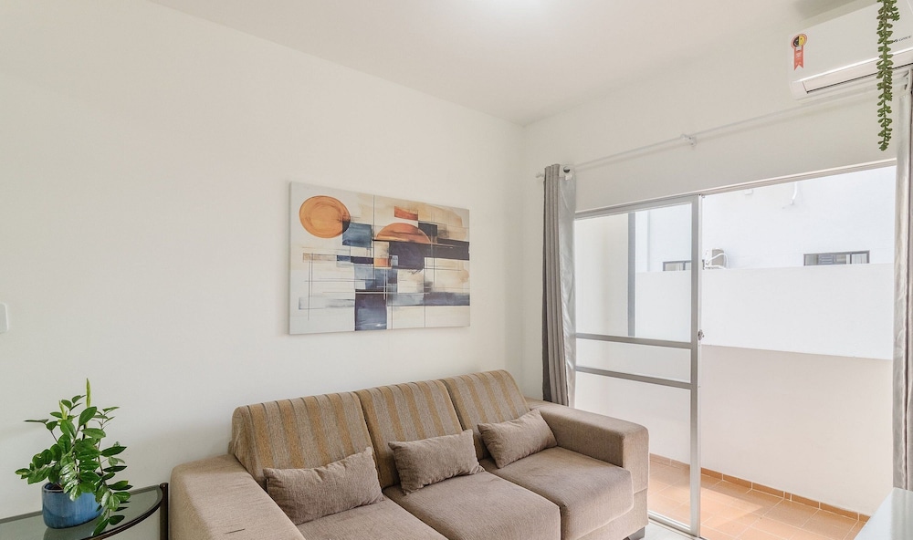 Full 2-bed Apt 80m From the Beach in BC