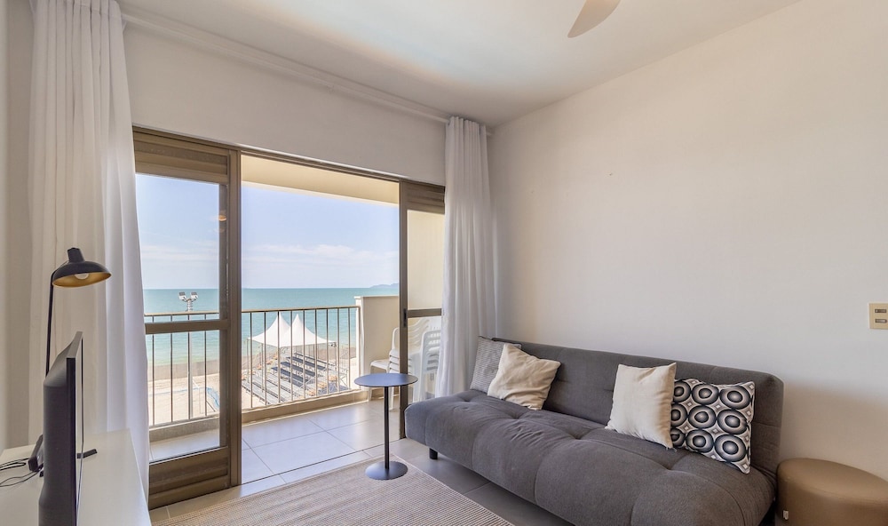 Great Beachfront Apartment Lbm306