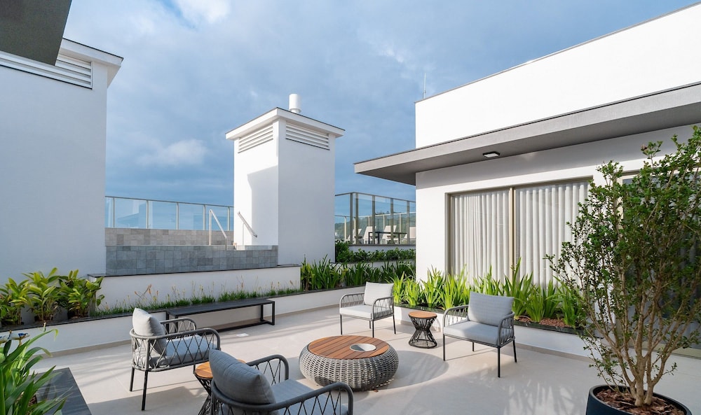 1 Bedroom Apartment 550m From Jurere Beach Cej0304
