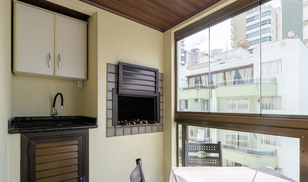 Apartment in Great Location in Meia Praia Eio6031