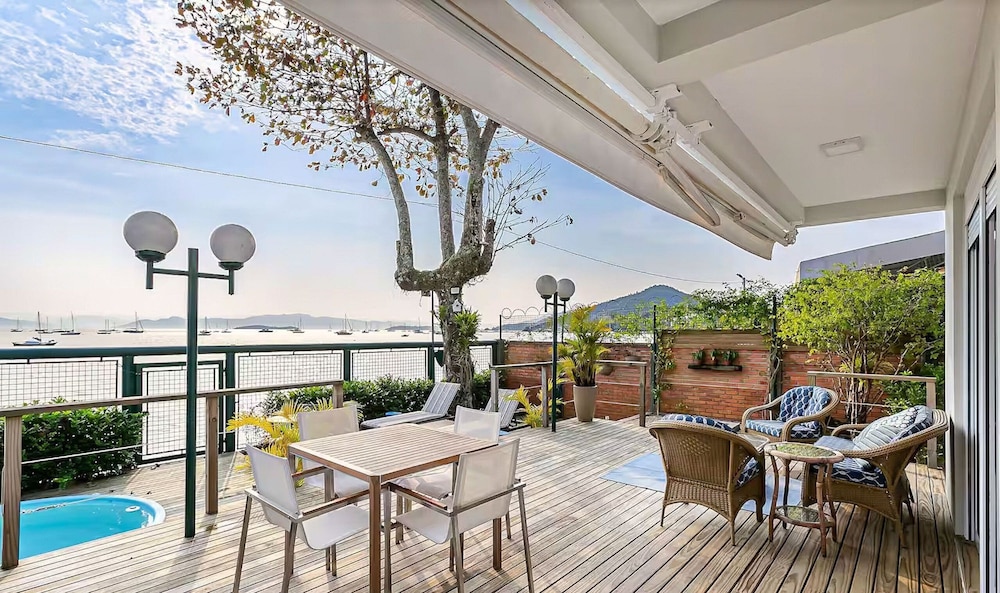 Seafront Beautiful House in Sto. Antonio Cda1647
