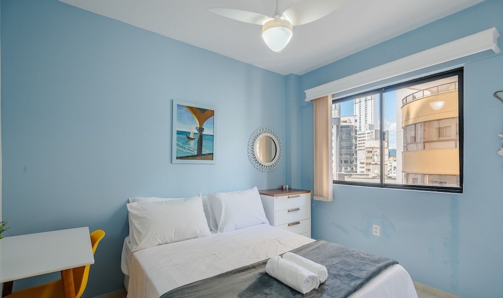 Apt in B.C Just Steps From the Beach Cec0501