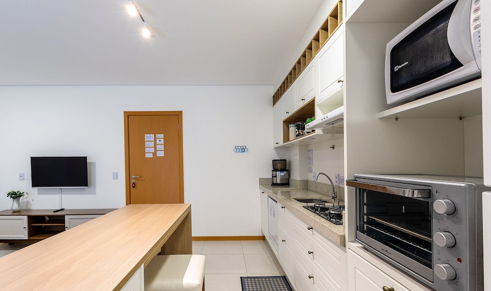 Modern apt With Pool Near the Beach Avr0203