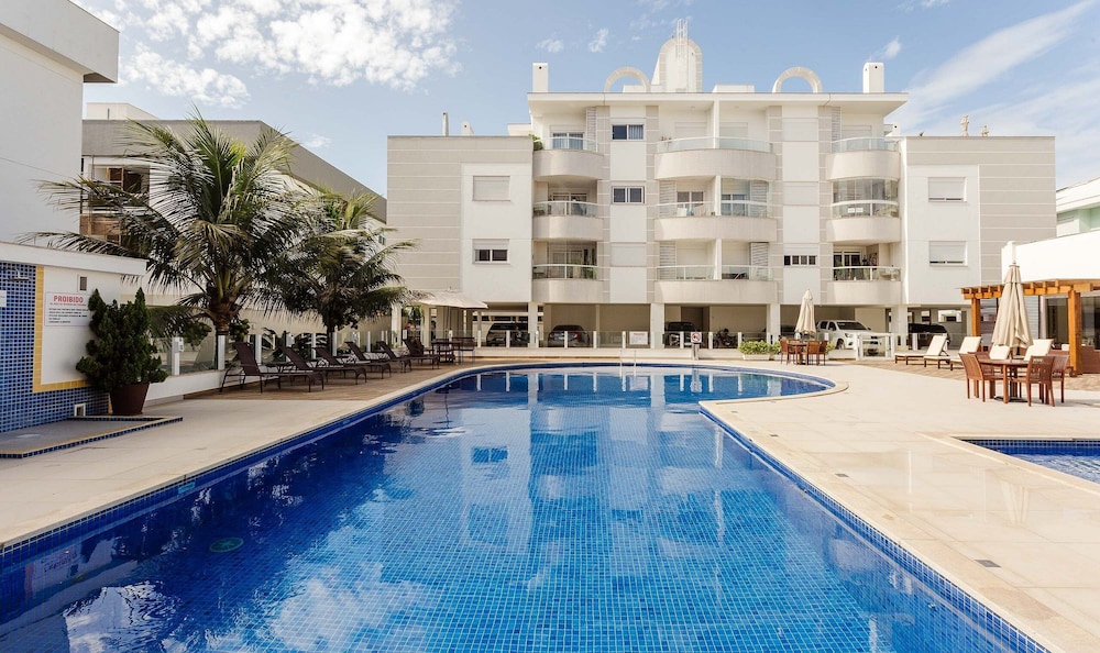 Apto em prédio c/ piscina 350m da praia RTG208