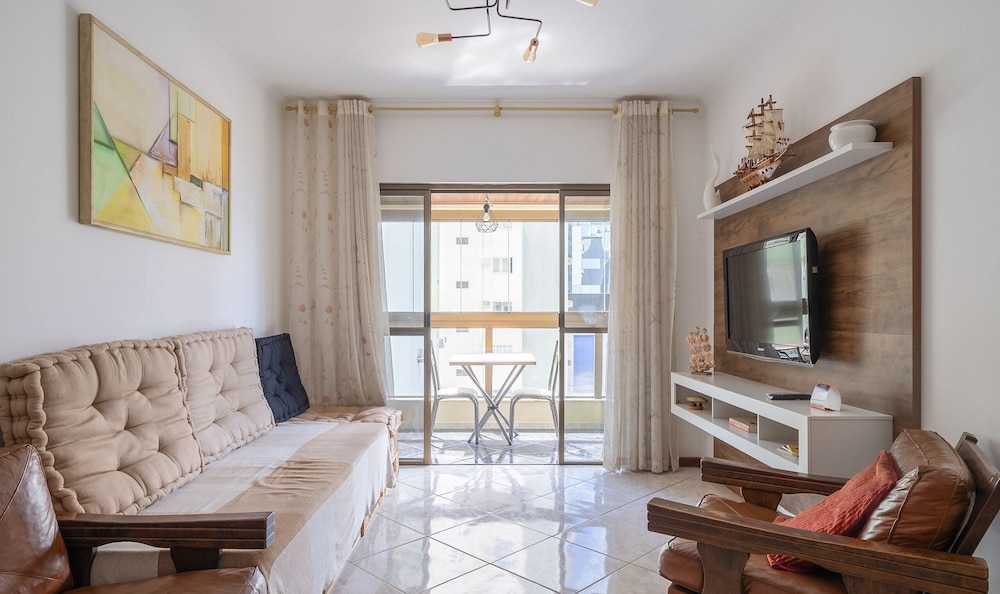 Apartment in Great Location in Meia Praia Eio6031