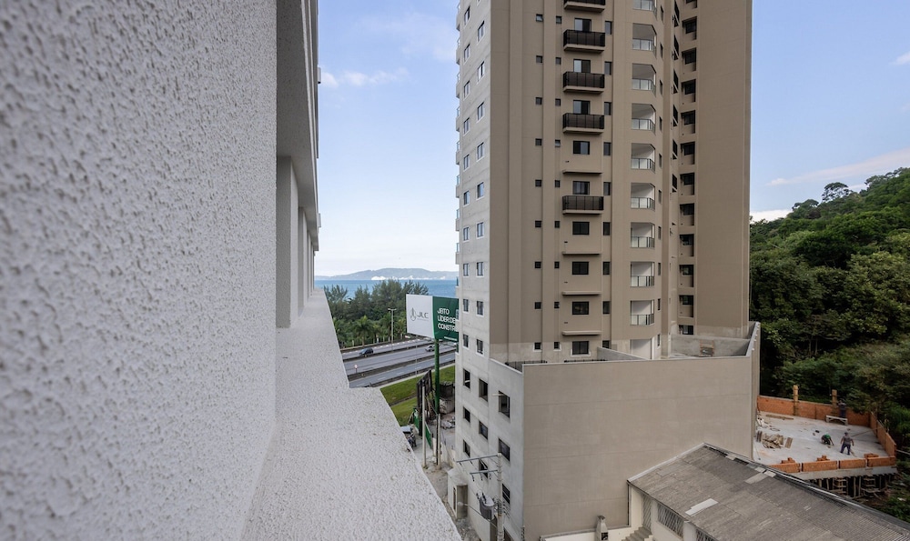 Sea View apt w/ BBQ in Itapema Sbn0705