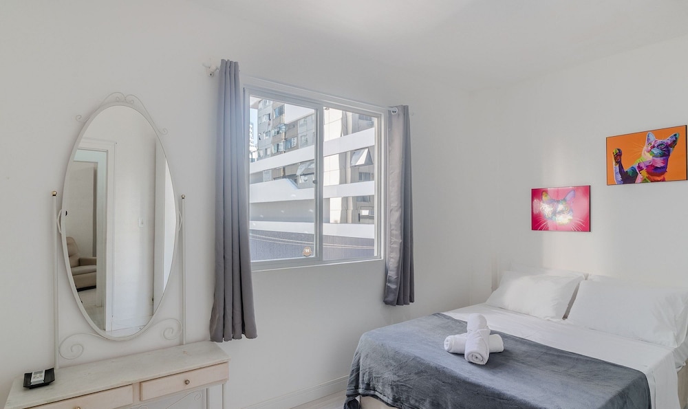 Full 2-bed Apt 80m From the Beach in BC