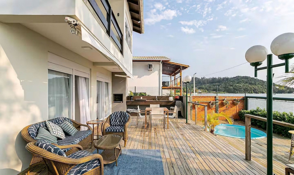 Seafront Beautiful House in Sto. Antonio Cda1647