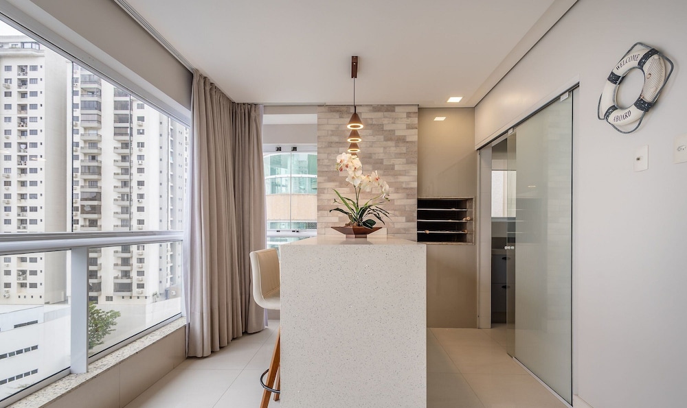 3 Bedroom Apt 300m From the Beach Avb0904