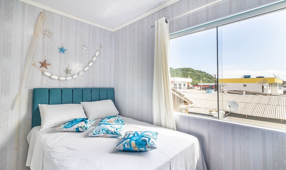 Apt w/ Balcony, 3 Bedrooms Close to Beach Rsu3842