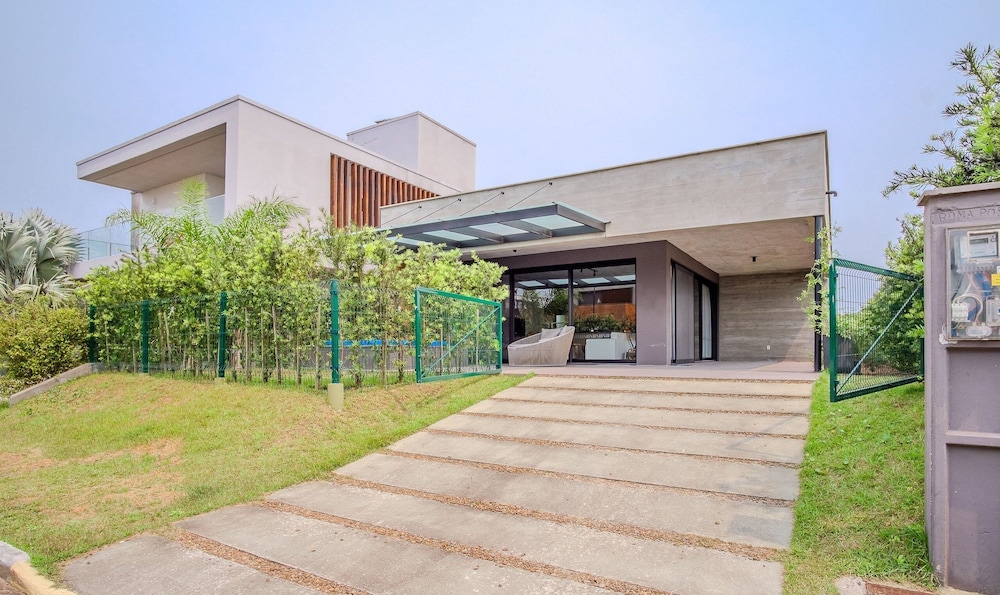 Modern House With Pool Next to Surfland Roi00