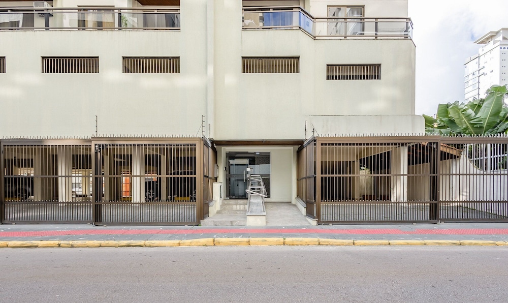 3BR apt w/ Balcony, 150m to sea Meia Praia Eis305