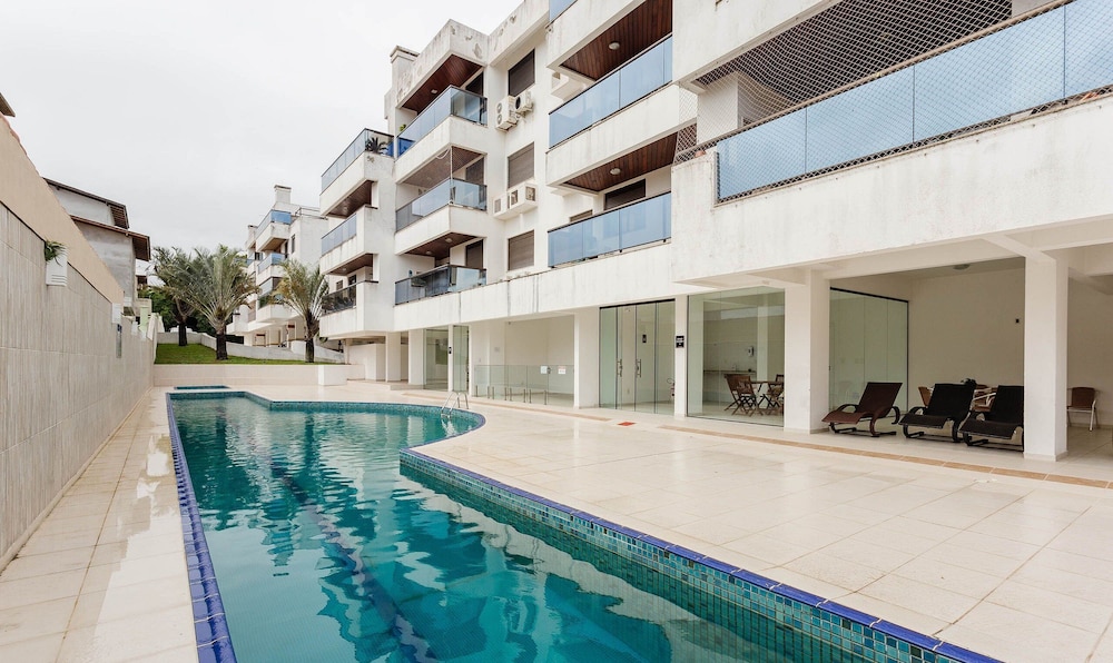 Aptos em prédio com piscina a 300 m da Praia dos Ingleses-ROHs