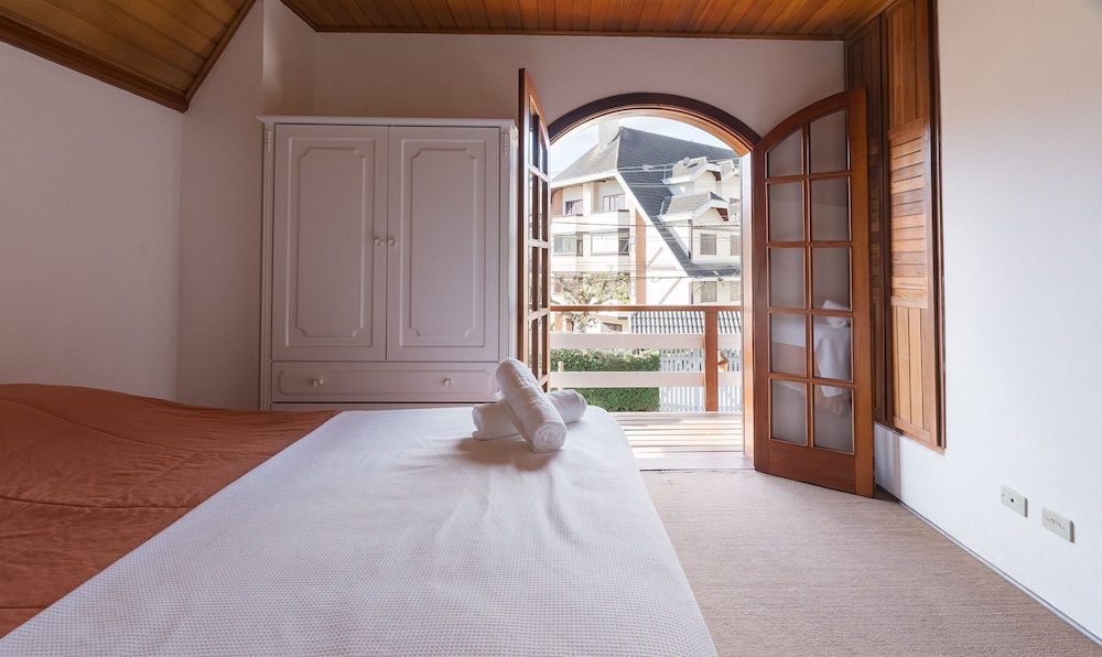 Large House W/fireplace in Campos do Jordao Ras175