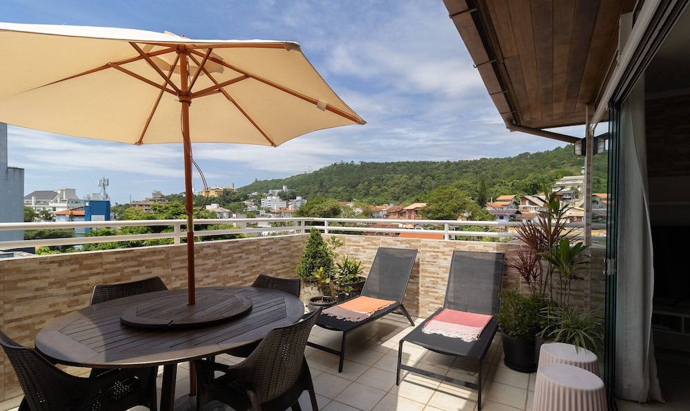 Penthouse W/terrace 5 min From the Beach Cos302
