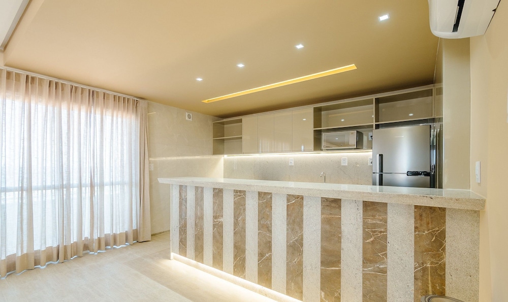 Condo. w/ Pool and Gym 70 m From the Beach - SMA