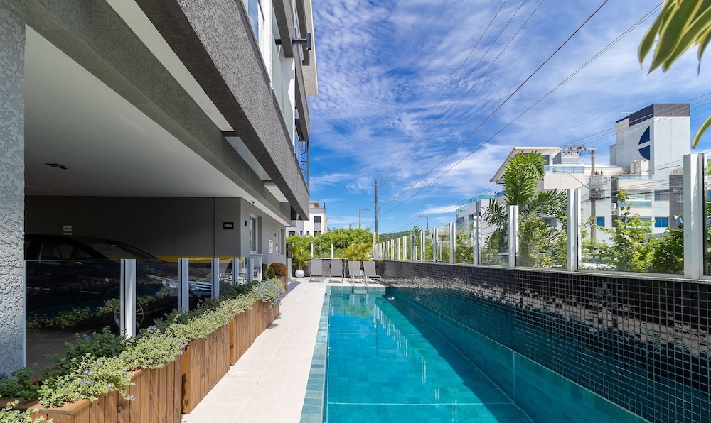 Modern apt With Pool and hot Tub! Rhl0305