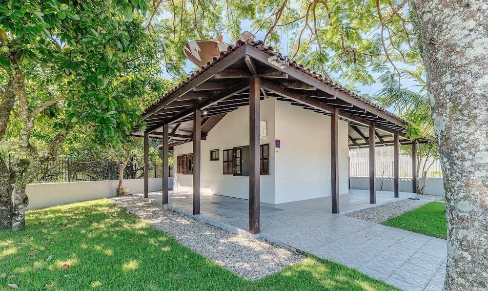 3BR Home w/ BBQ 140m From the Beach Rae0126