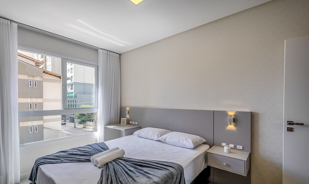 Modern 3BR apt Near the Beach Ema0201
