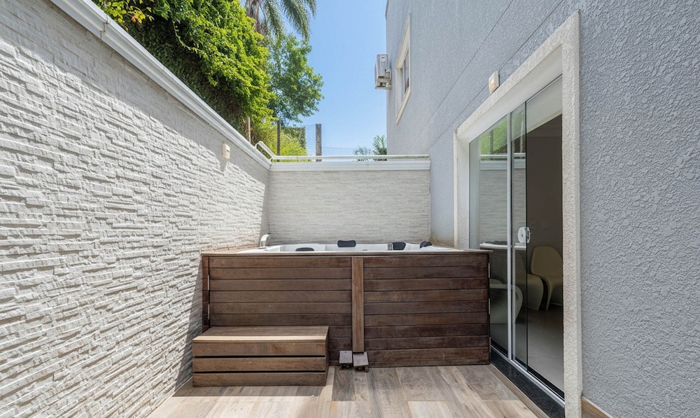 Apt w/ Jacuzzi 750 m From the Beach Pia0101