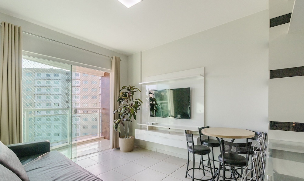 2 B Apt in Building W/pool Near Downtown Acm0865
