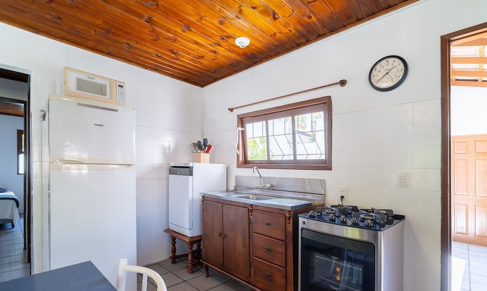 House w/ 2 Bedrooms 650 m From the Beach Adu0440