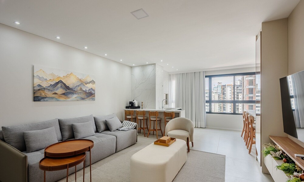 Apto Novo com 3 Suites a 600 m da Praia ELJ1201