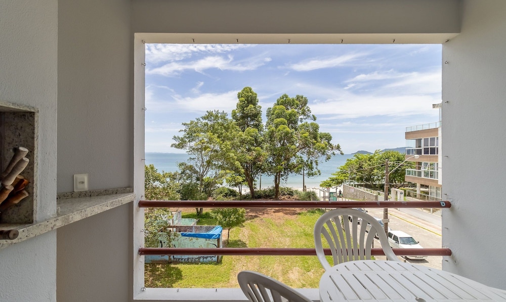 Beachfront Apartment With Island View Cca201
