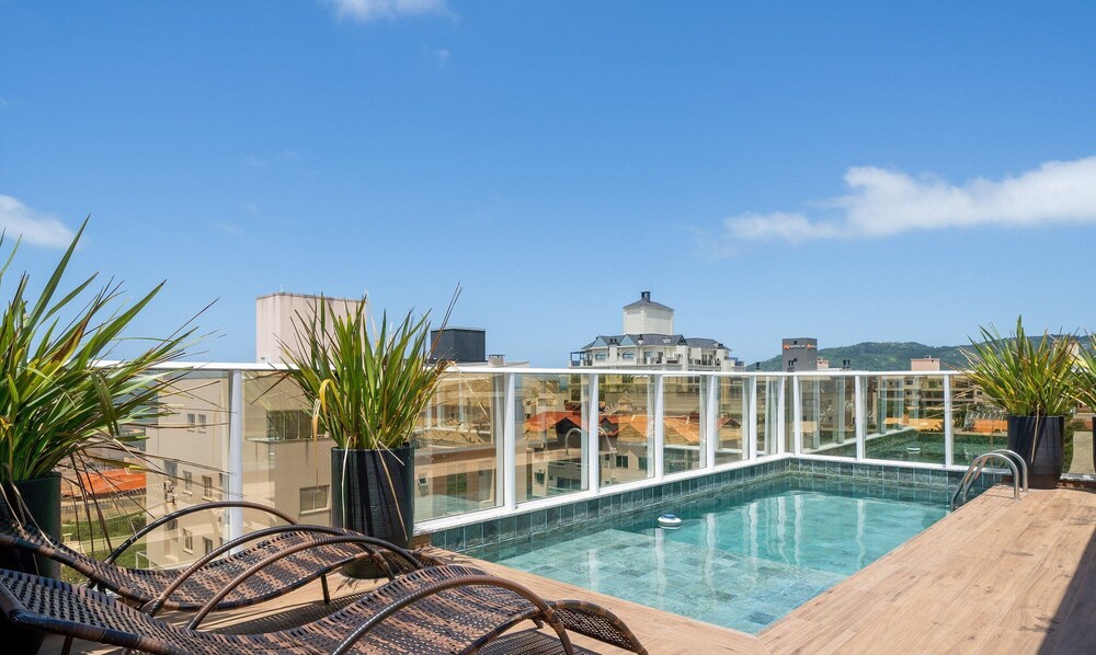 Apt w/ Pool & BBQ in Bombinhas Rna0303
