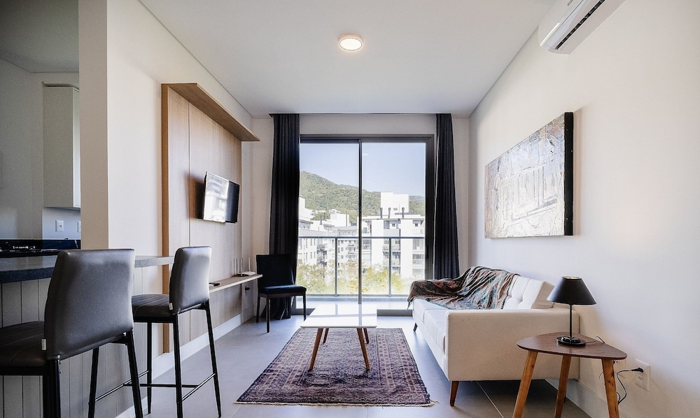 Stay in a Building With a Pool, Gym, and Leisure - SSL