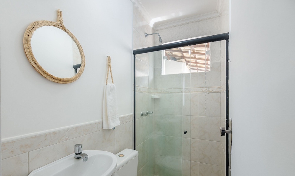 Spacious House w/ Pool in Guarajuba Cag0003