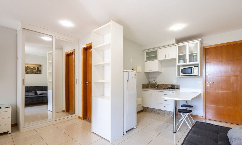 Apt With Balcony in a Condo With Pool - Clr0211