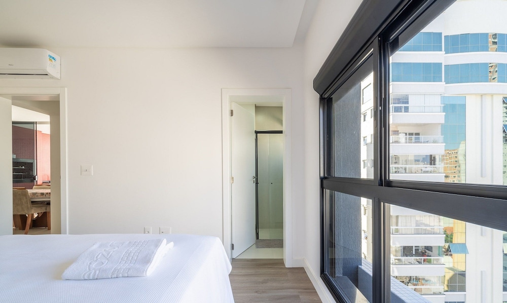 Apto 2Q c/ churrasq. 500m da Meia Praia ROT1001