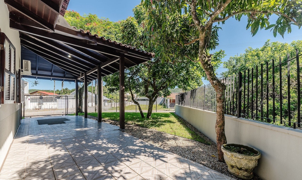 3BR Home w/ BBQ 140m From the Beach Rae0126