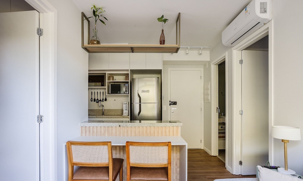 Modern Apartment w/ Pool Close to Shopping Bia035