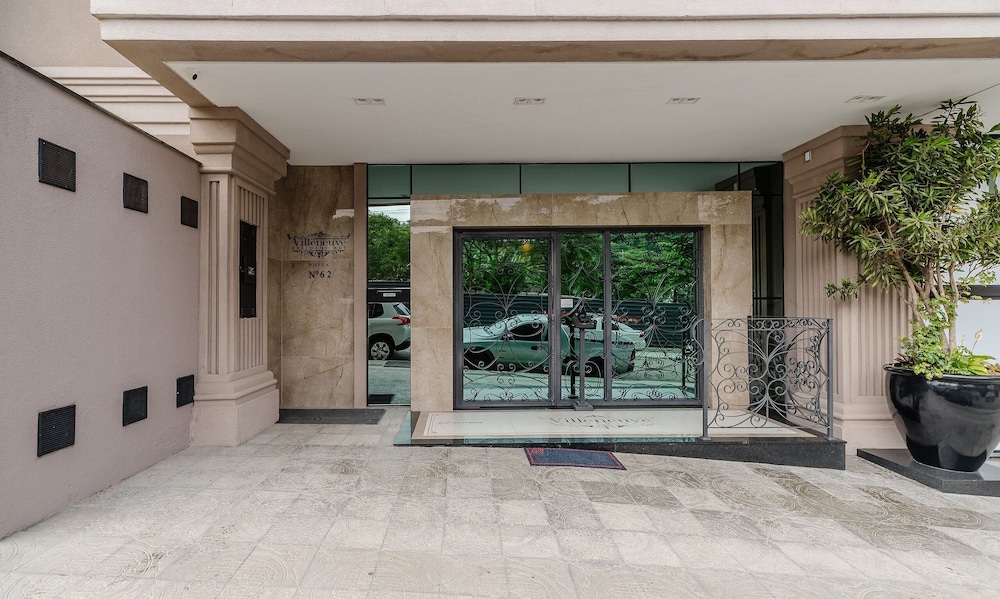 2BR apt w/ BBQ 750m From Beach Rvn2003