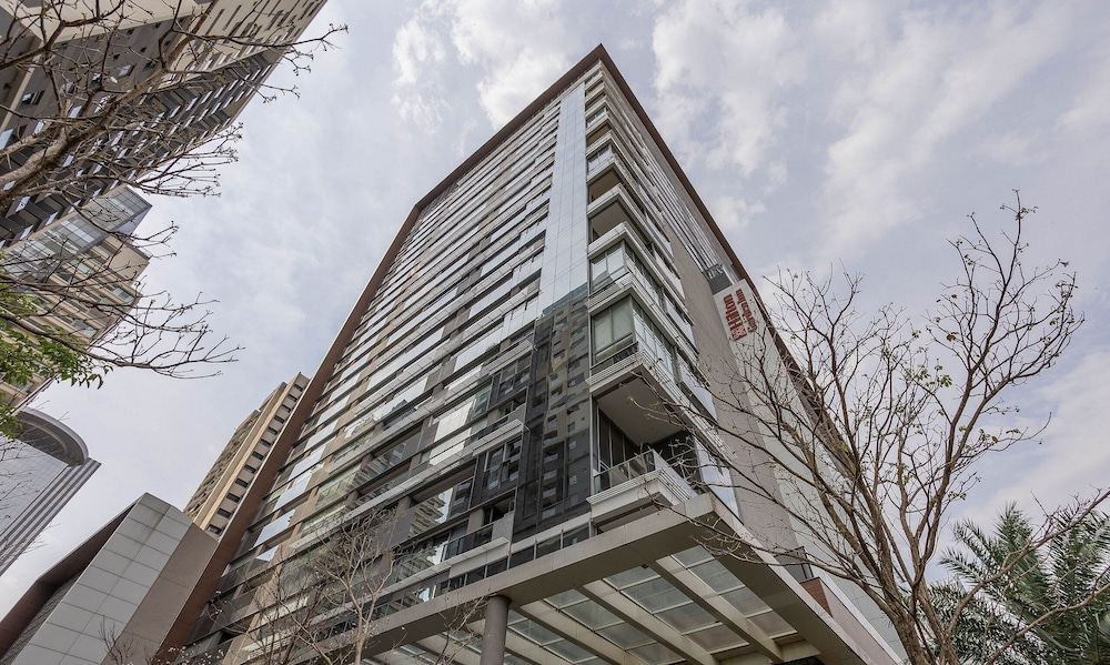 Apt w/ Balcony & View, 280m From the Metro Hbw2317
