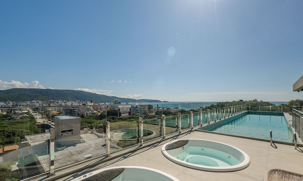 Your Exclusive Stay With Pool and Jacuzzi Just 500 Meters From the Beach - ELF
