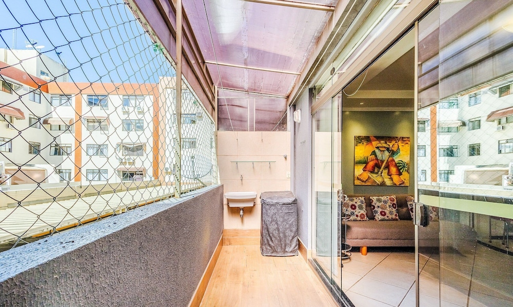 Apt w/ Balcony Sudoeste - Por0017