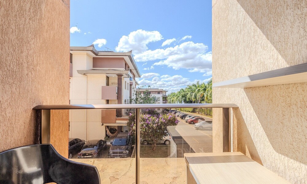 Apt With Balcony in a Condo With Pool - Clr0211